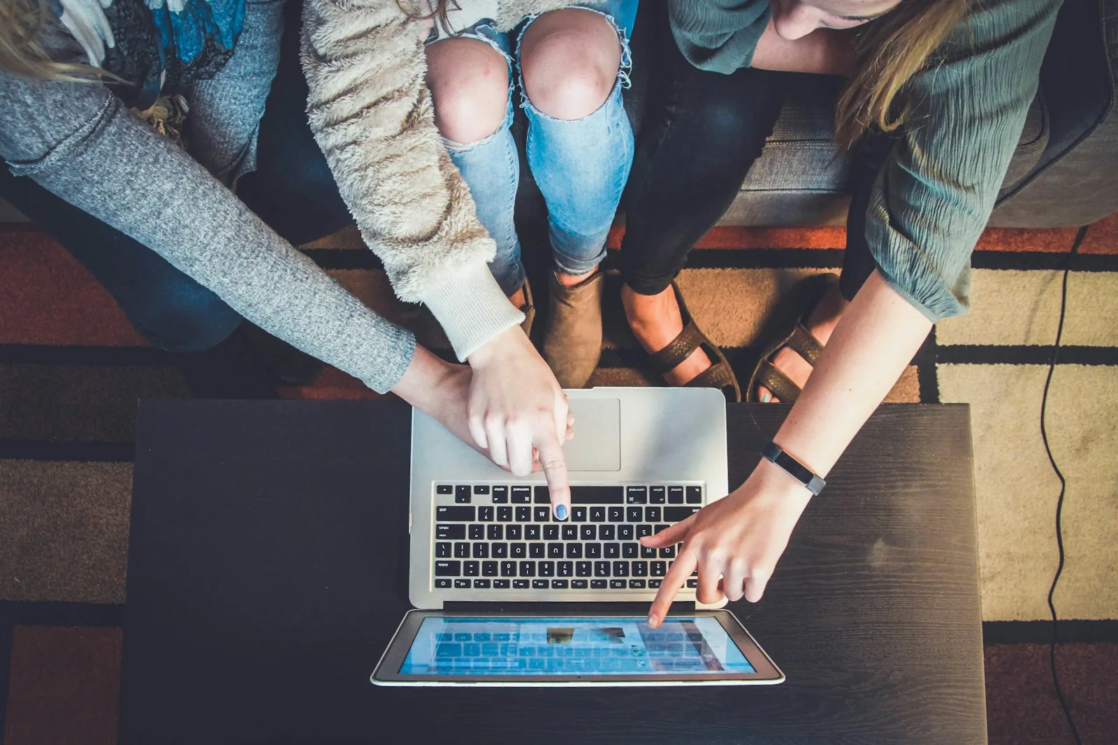 Studenti che lavorano con computer e materiali, esempio di attività breve e collaborativa
