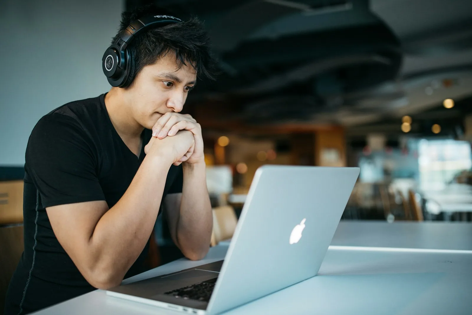 Studenti che studiano insieme con libri e computer, esempio di apprendimento guidato
