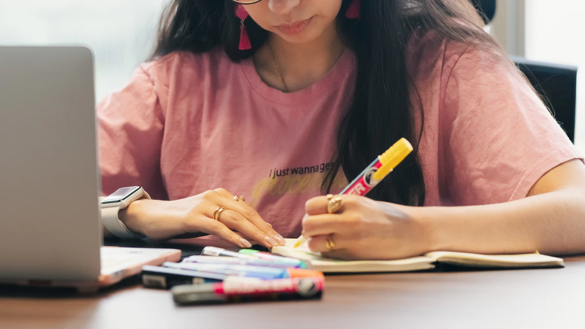 Studentessa che usa computer e quaderno per verificare e rielaborare informazioni